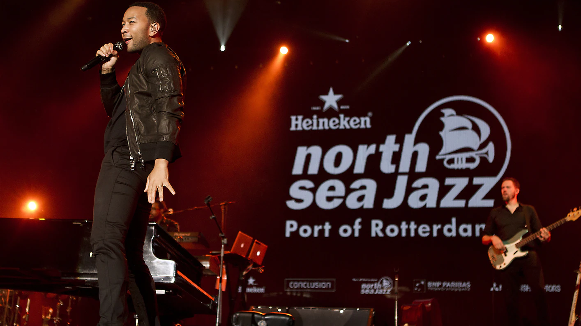 Zanger John Legend staat zingend op het podium bij North Sea Jazz met een gitarist op de achtergrond