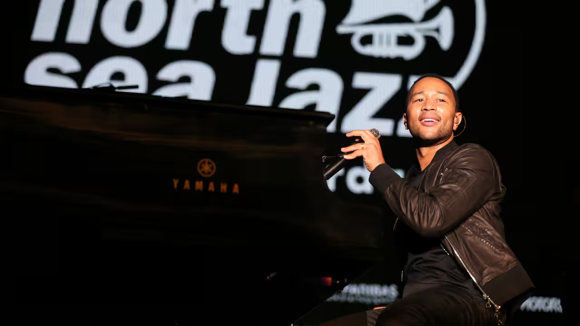 Zanger John Legend zingend achter zijn piano op North Sea Jazz
