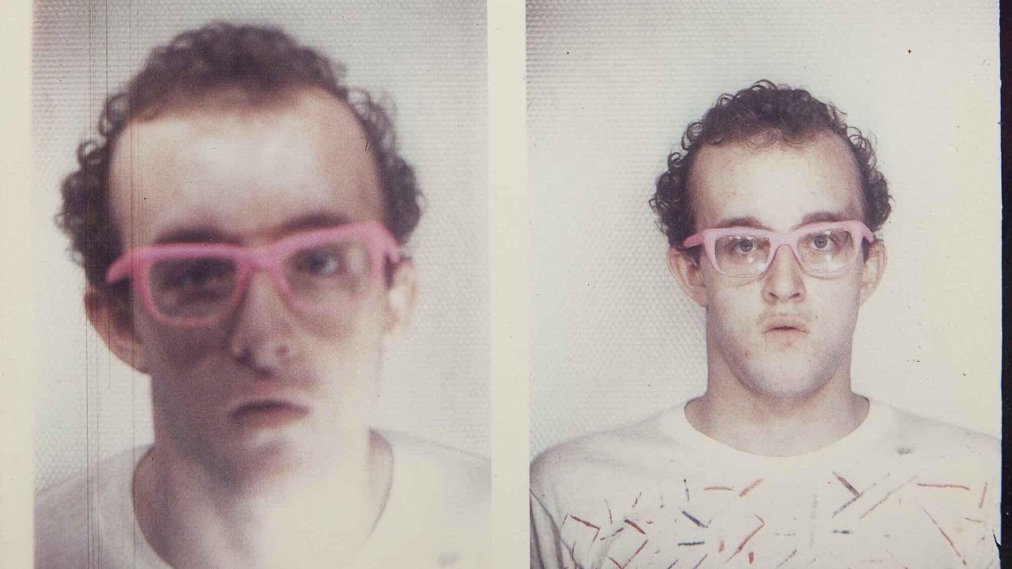 Twee foto's van kunstenaar Keith Haring met een roze bril op en een verbaasd gezicht