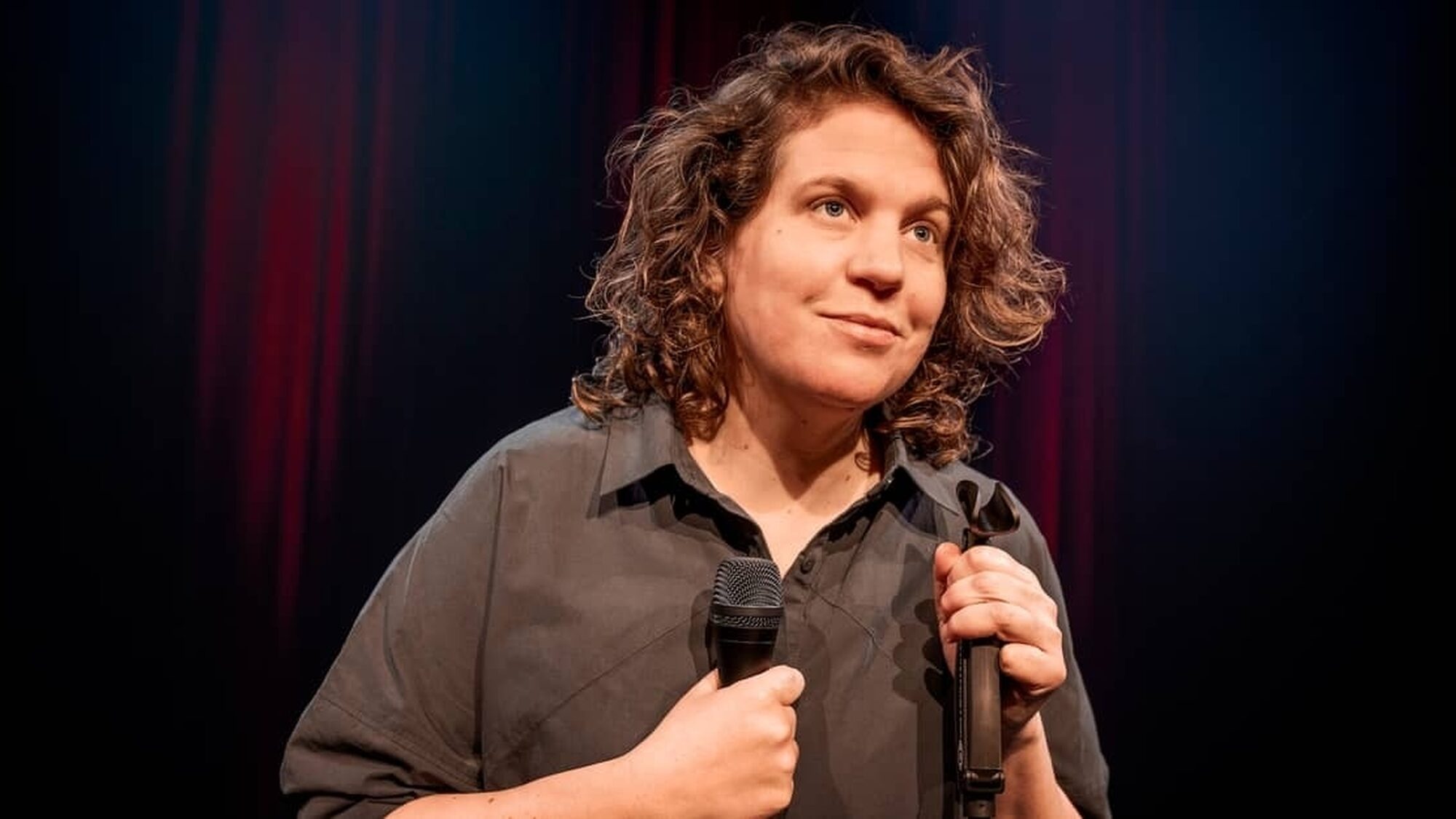 Kim Schuddeboom treedt op in donkere blouse