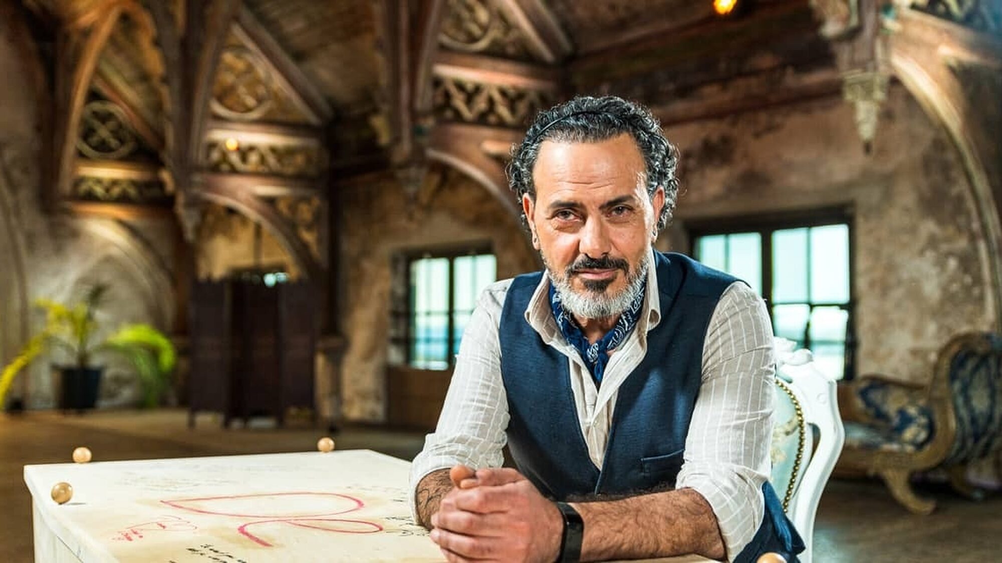 De presentator van De Kist kijkt in de camera