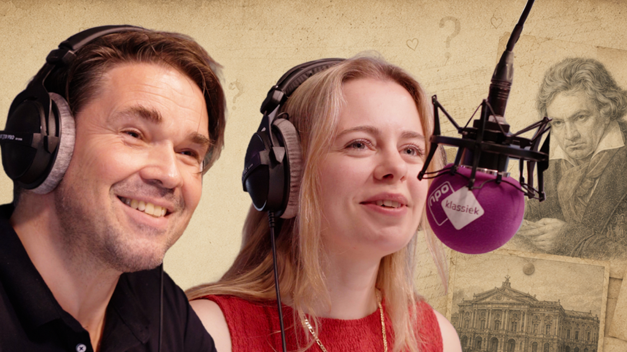 Man en vrouw zitten samen achter een radiomicrofoon van NPO Klassiek