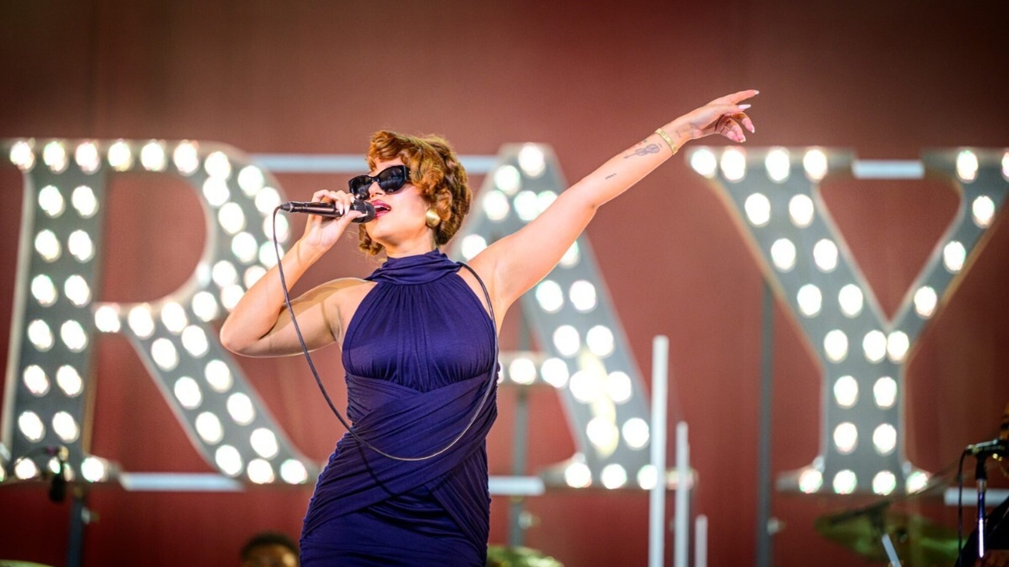 Raye zingt op het podium van Lowlands.