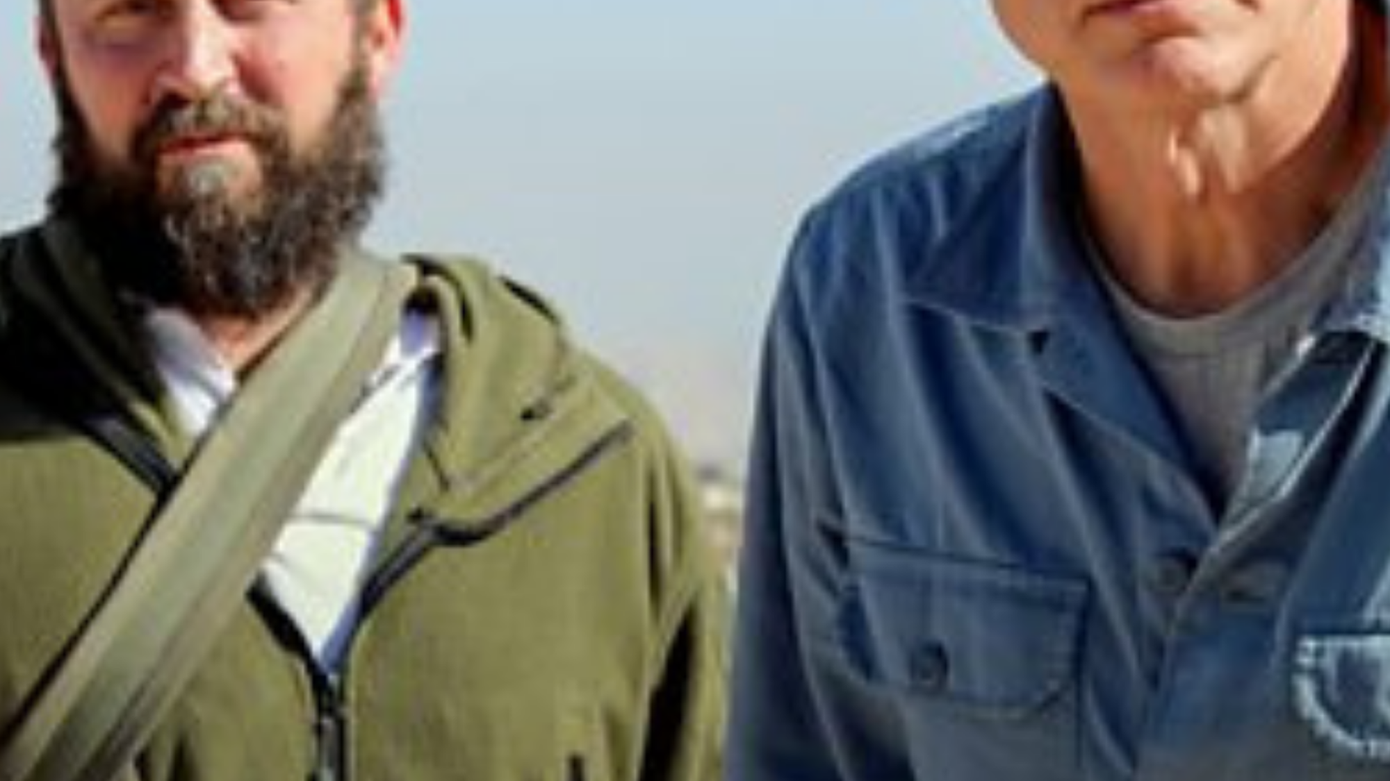 Louis Theroux met een man in een groene trui.