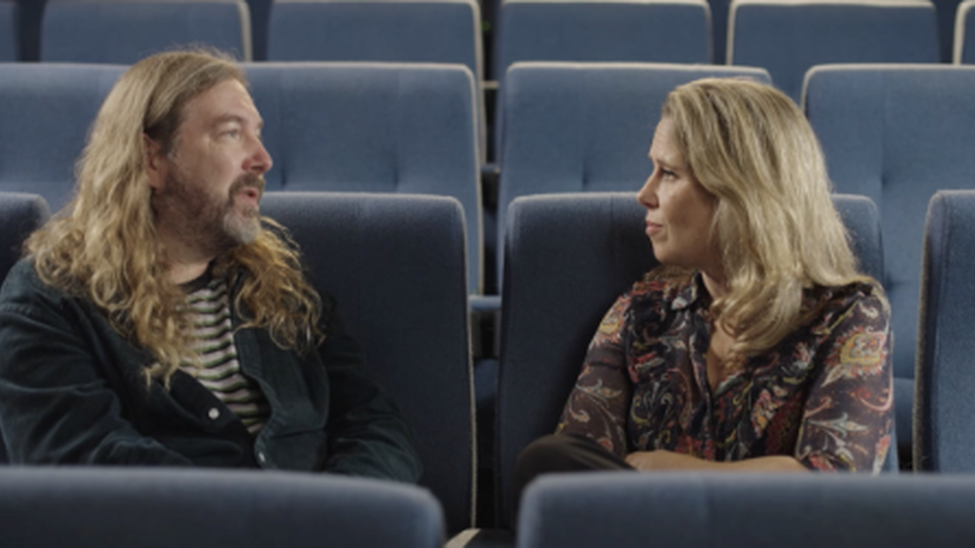 Luuk Bouwman in gesprek met Elena Lindemans in een bioscoopzaal