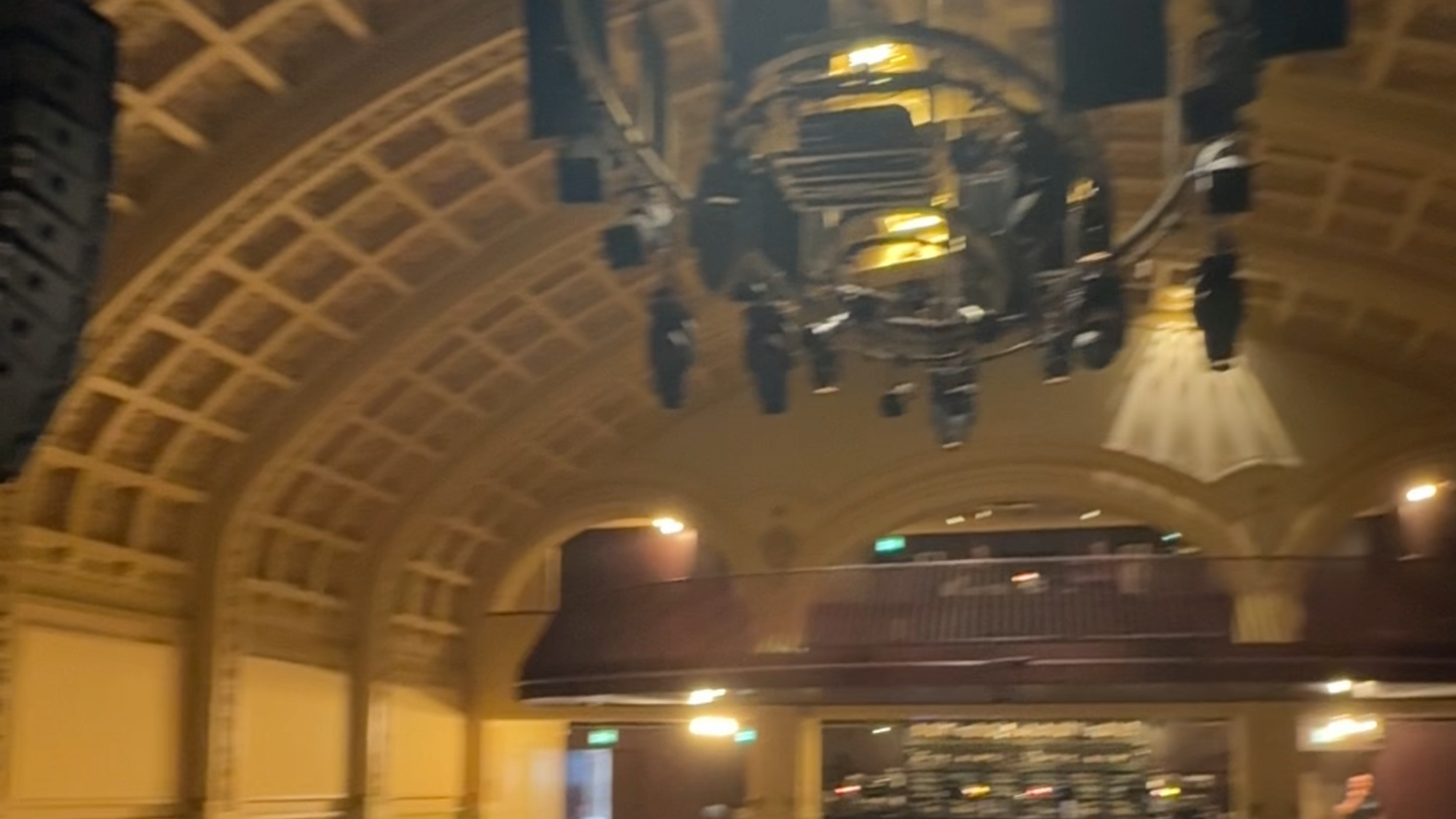 Een foto van de zaal Luxor Live. Een hele statige zaal, met kleine lampjes in het plafond.