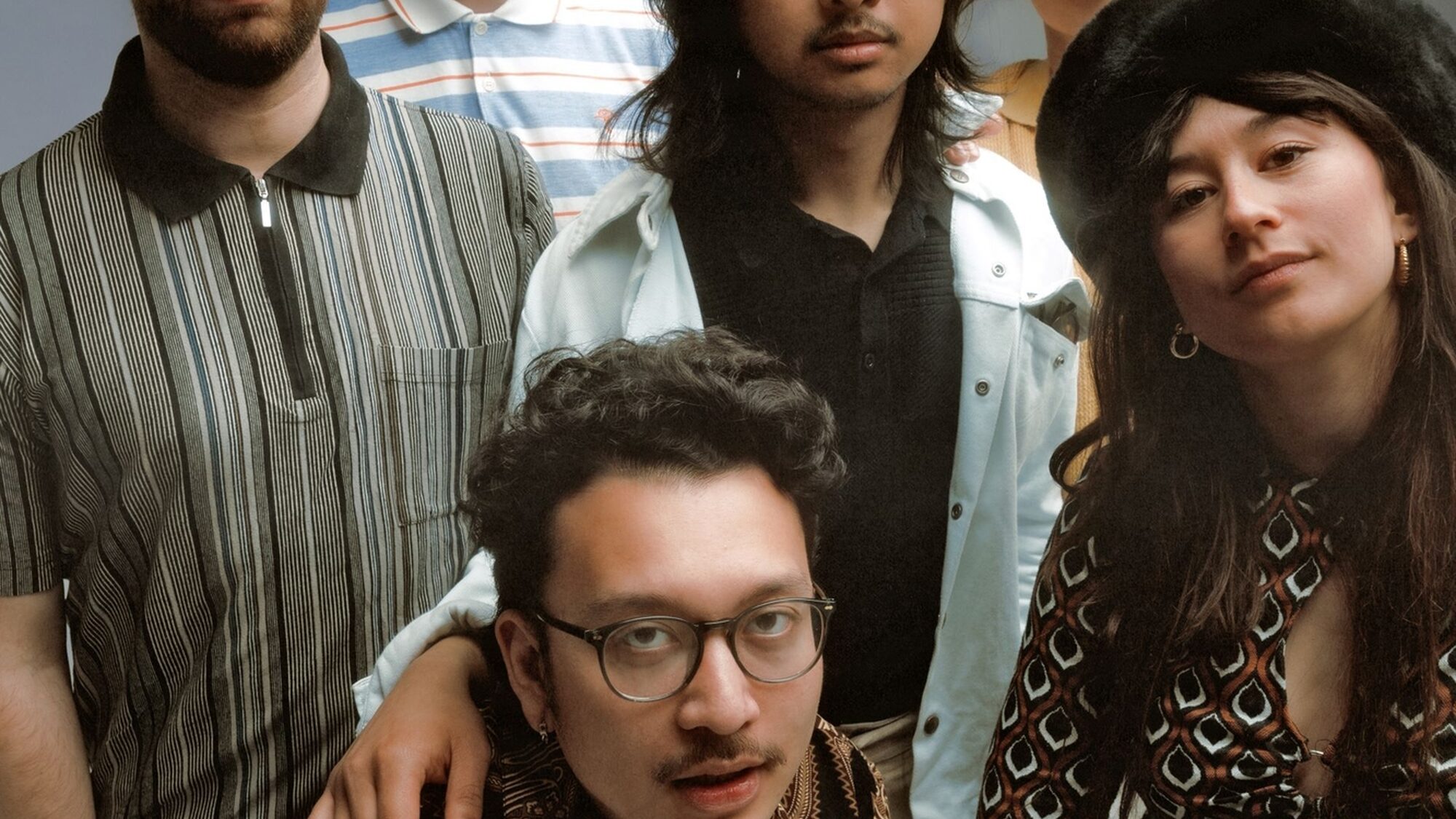 Band Nusantara Beat, bestaande uit zes leden (één vrouw en zes mannen), kijkt in fish eye-lens.