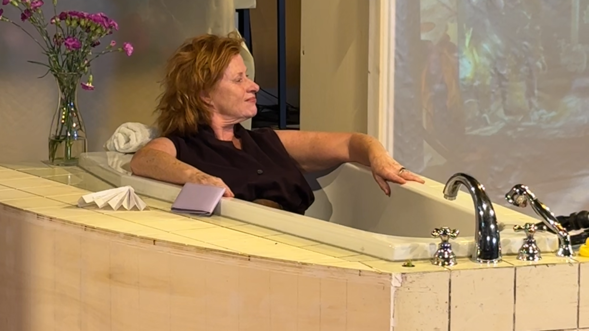 Actrice Oda zit deze keer in het bad in het decor.