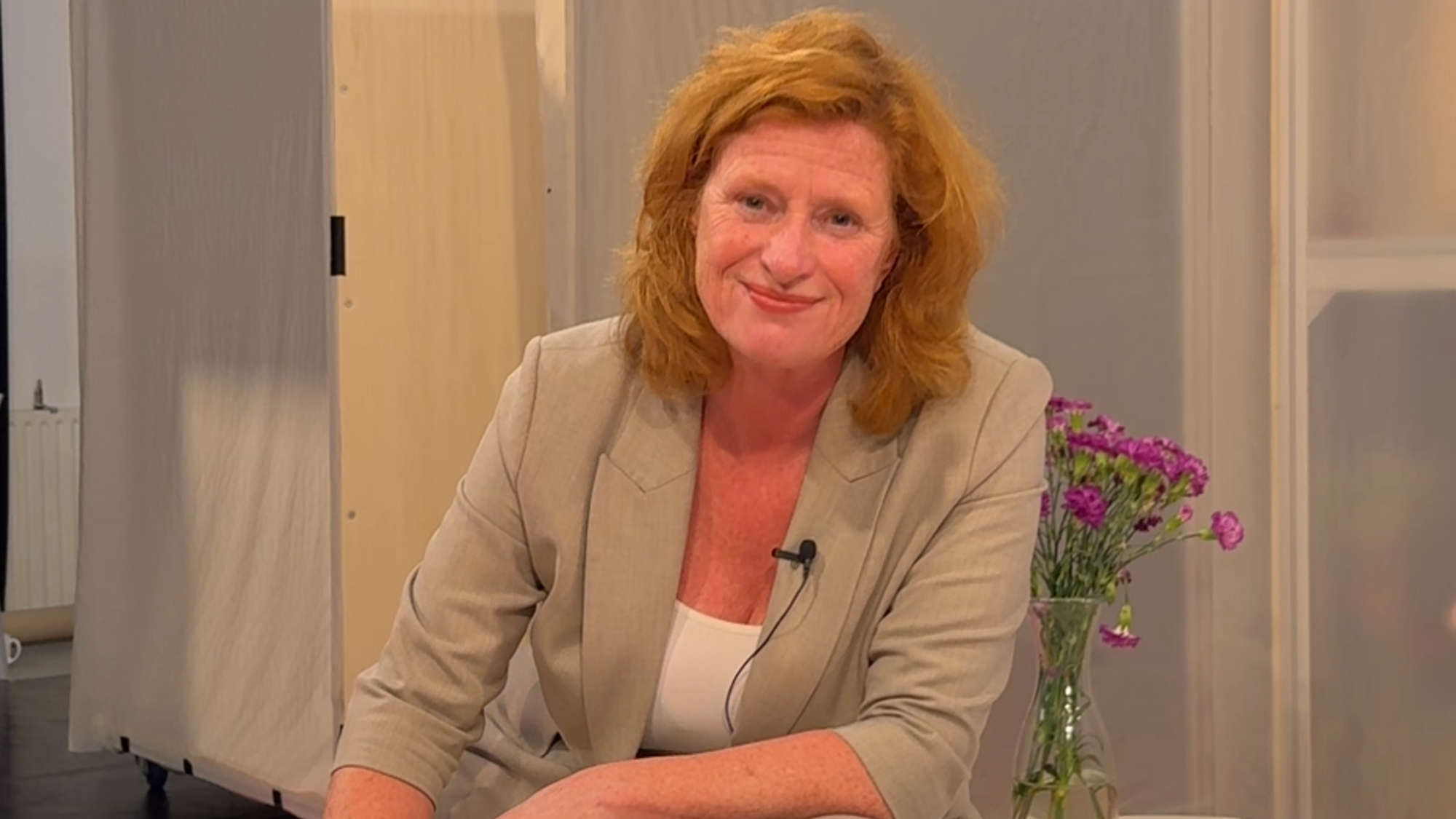 Hier zien we Oda, de actrice waar dit artikel over gaat in het decor zitten. Ze lacht vriendelijk naar de camera en zit op een badrand.