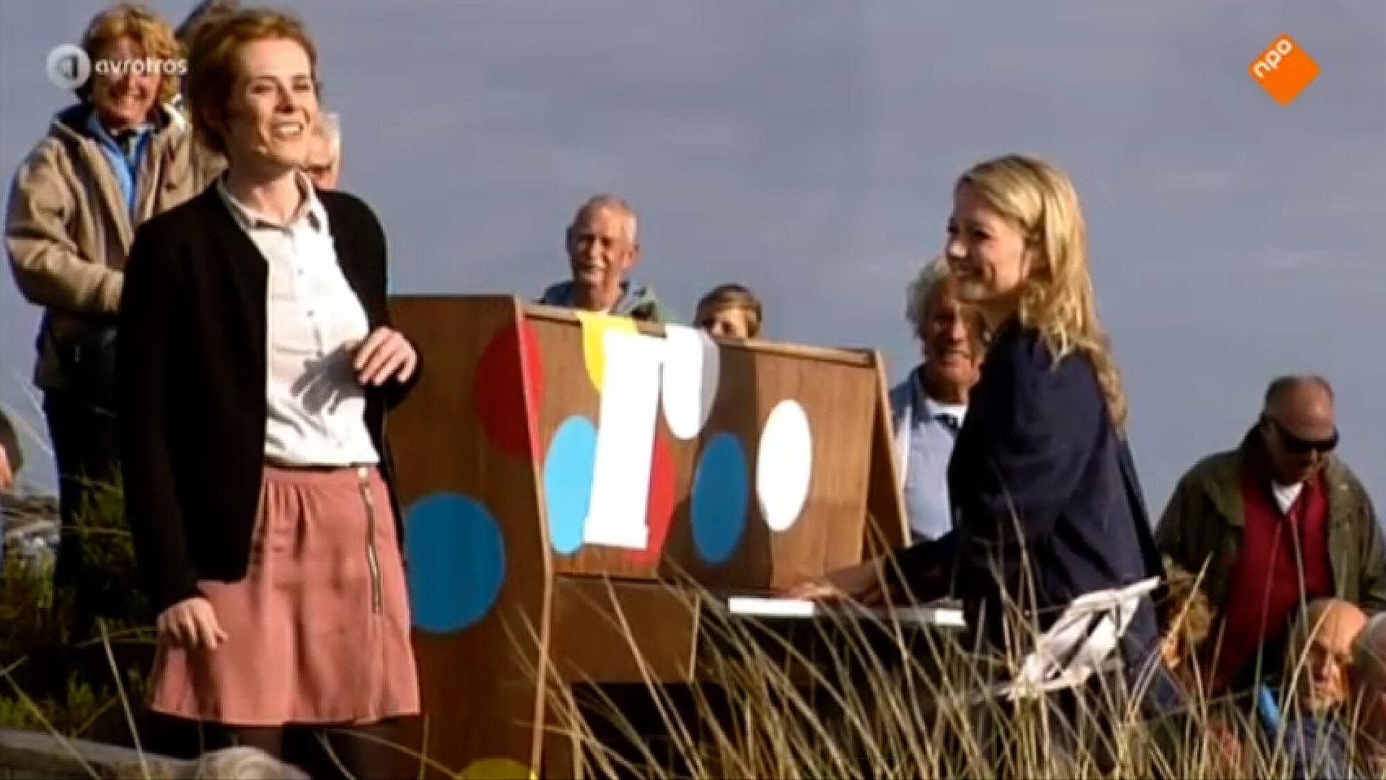 Yentl en de Boer zingen samen in het duingras bij Oerol op een piano