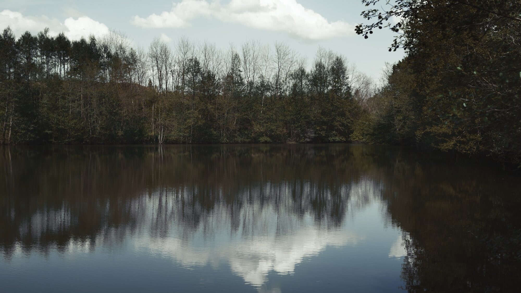 Meer in Srebrenica waarin slachtoffers van de Genocide begraven zijn.