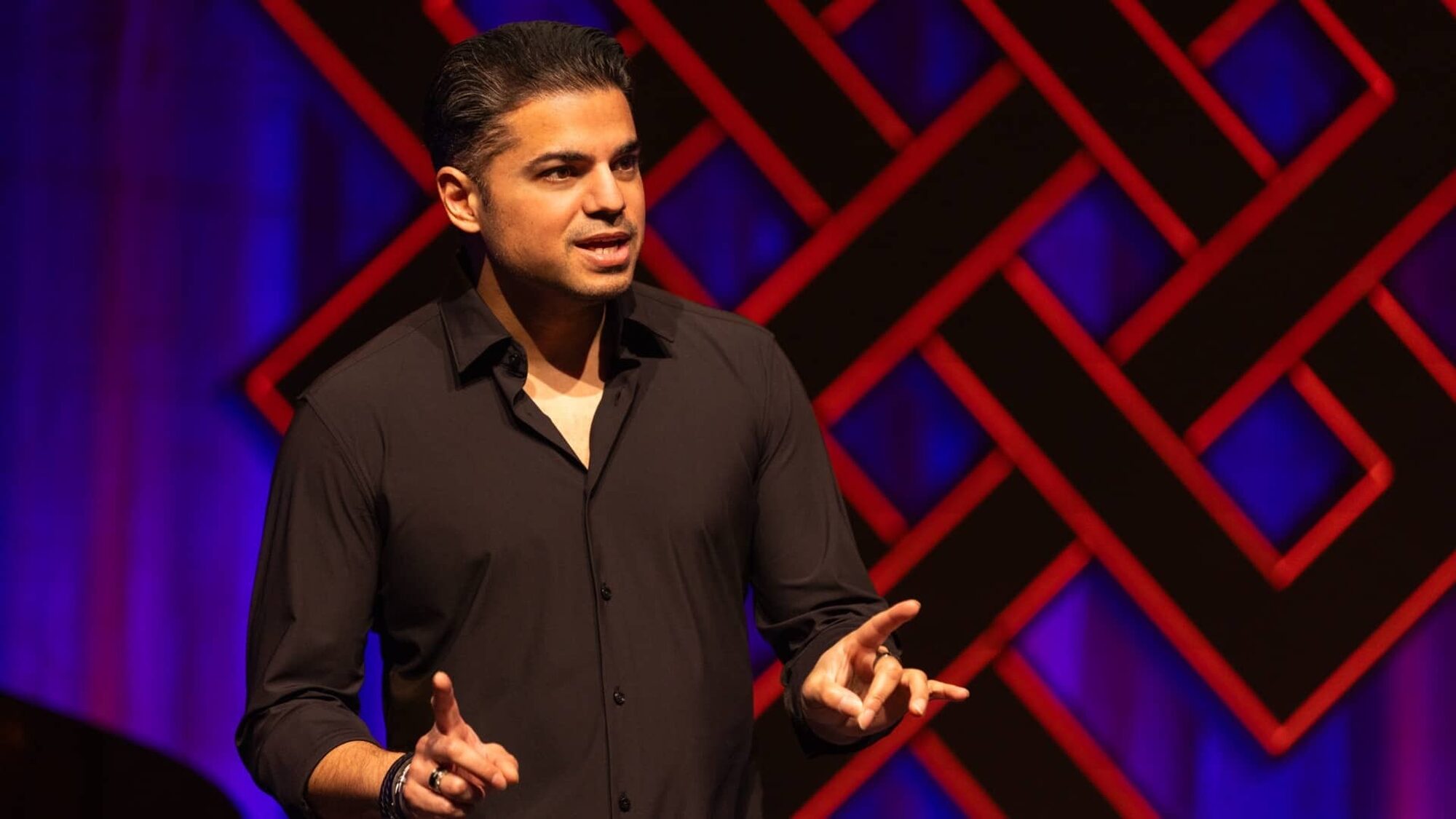 Cabaretier op het podium in actie voor een karma-teken