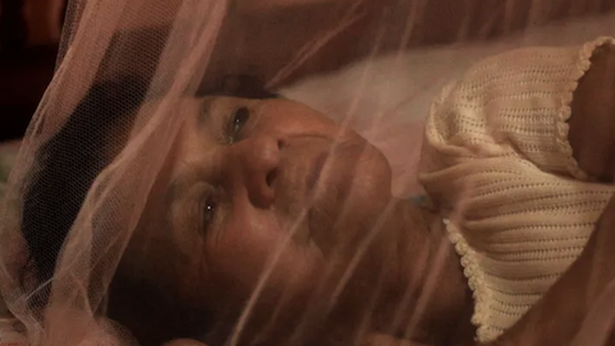 Hoofdpersoon van de documentaire, Alva, ligt op bed.