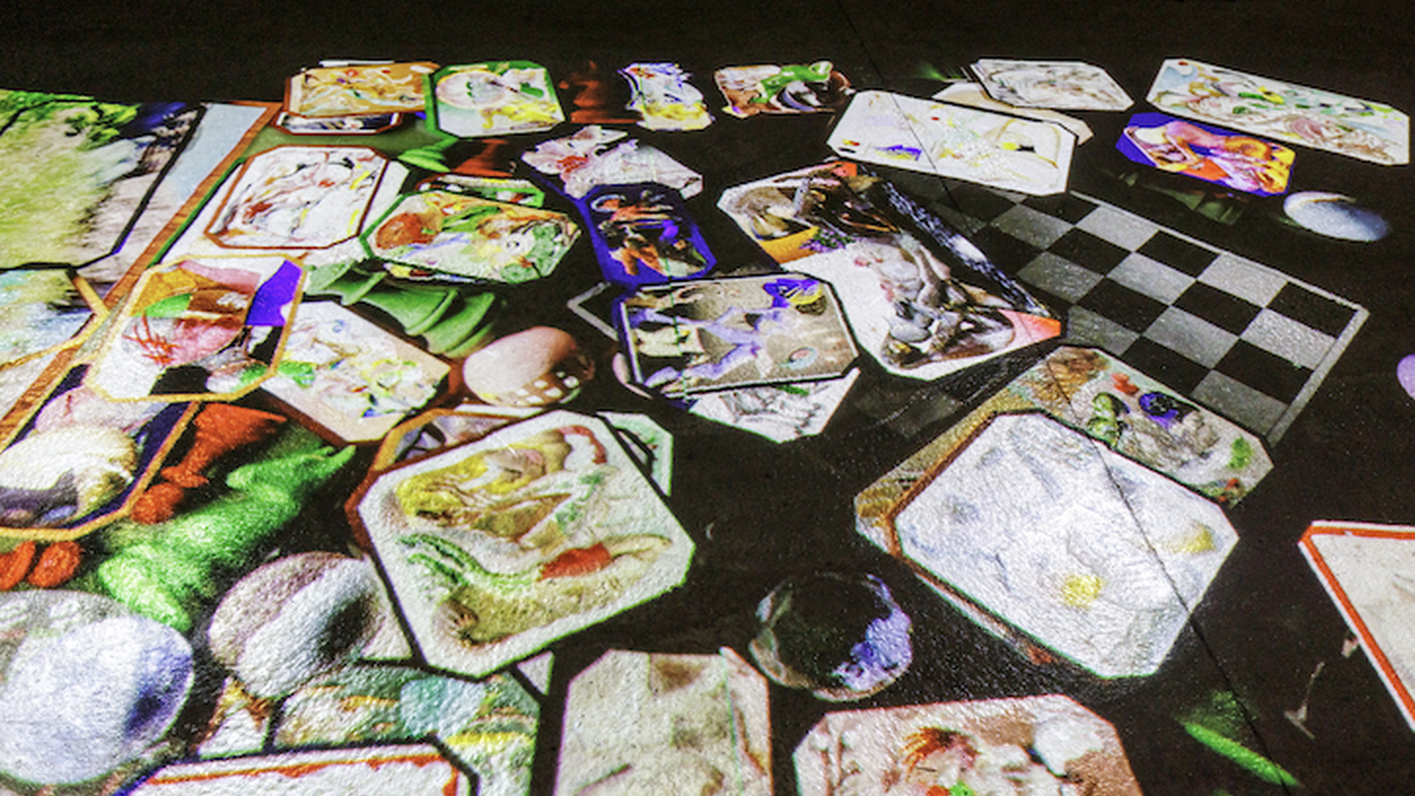 Kunstwerk met geprojecteerde spellen op de vloer.