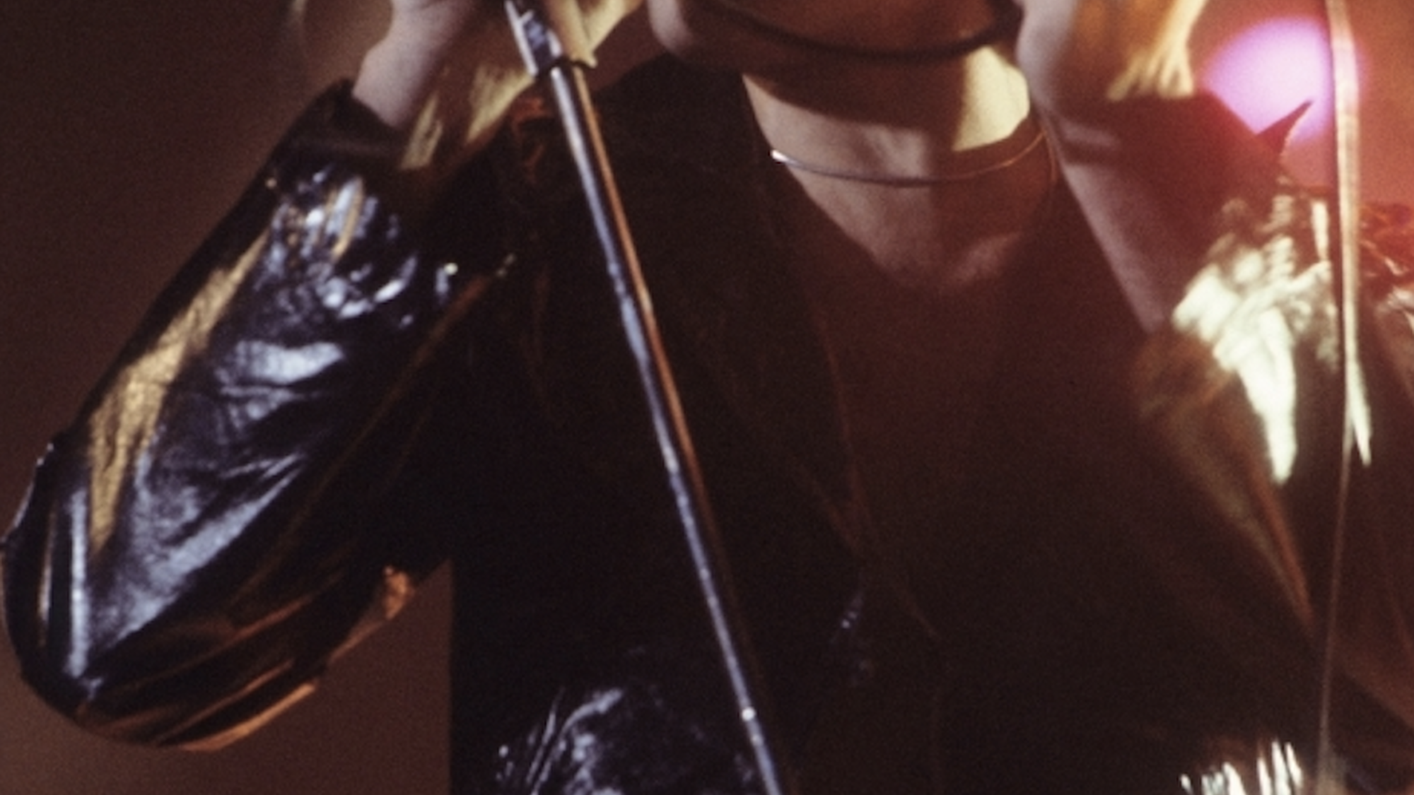 Freddie Mercury zingt in een microfoon