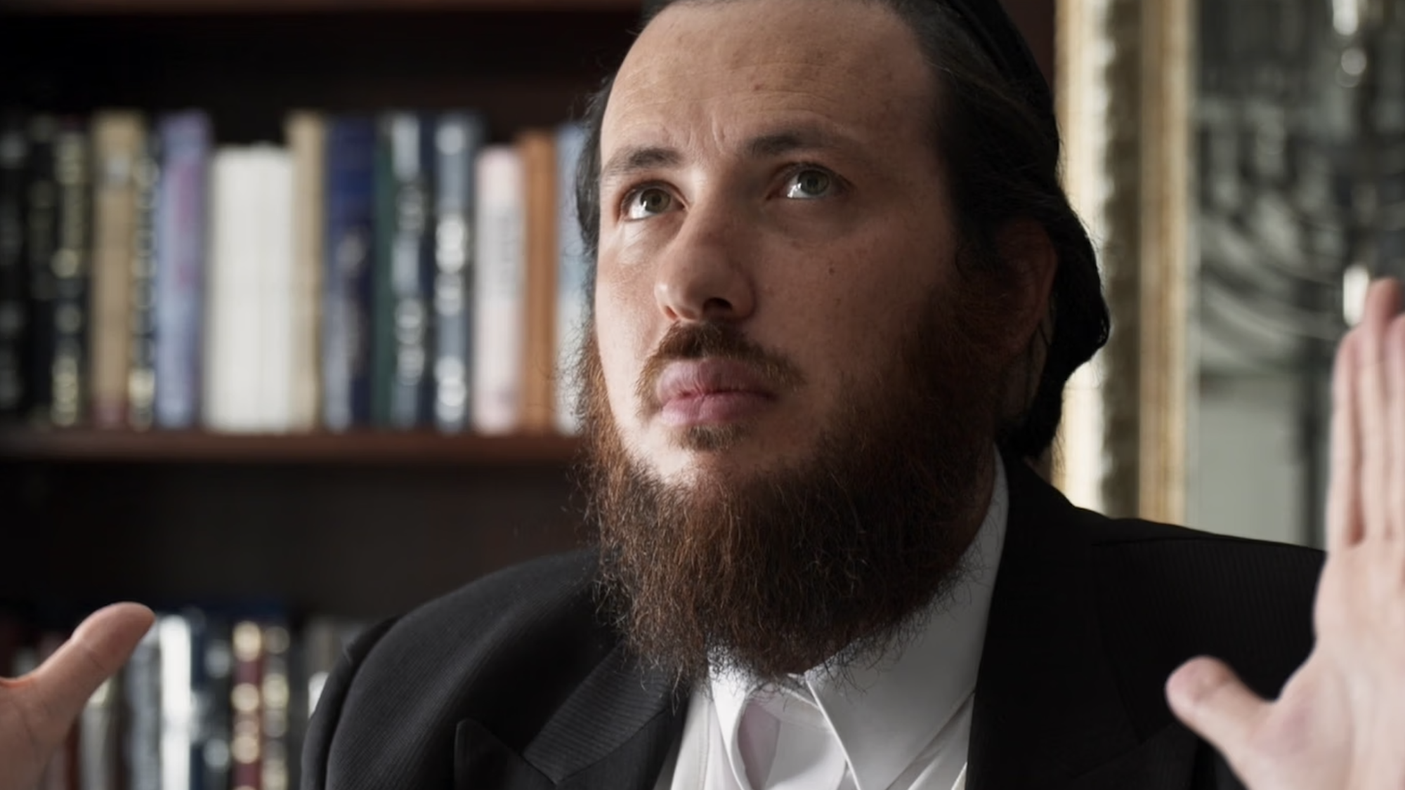 Een Joodse man spreid zijn handen in de lucht