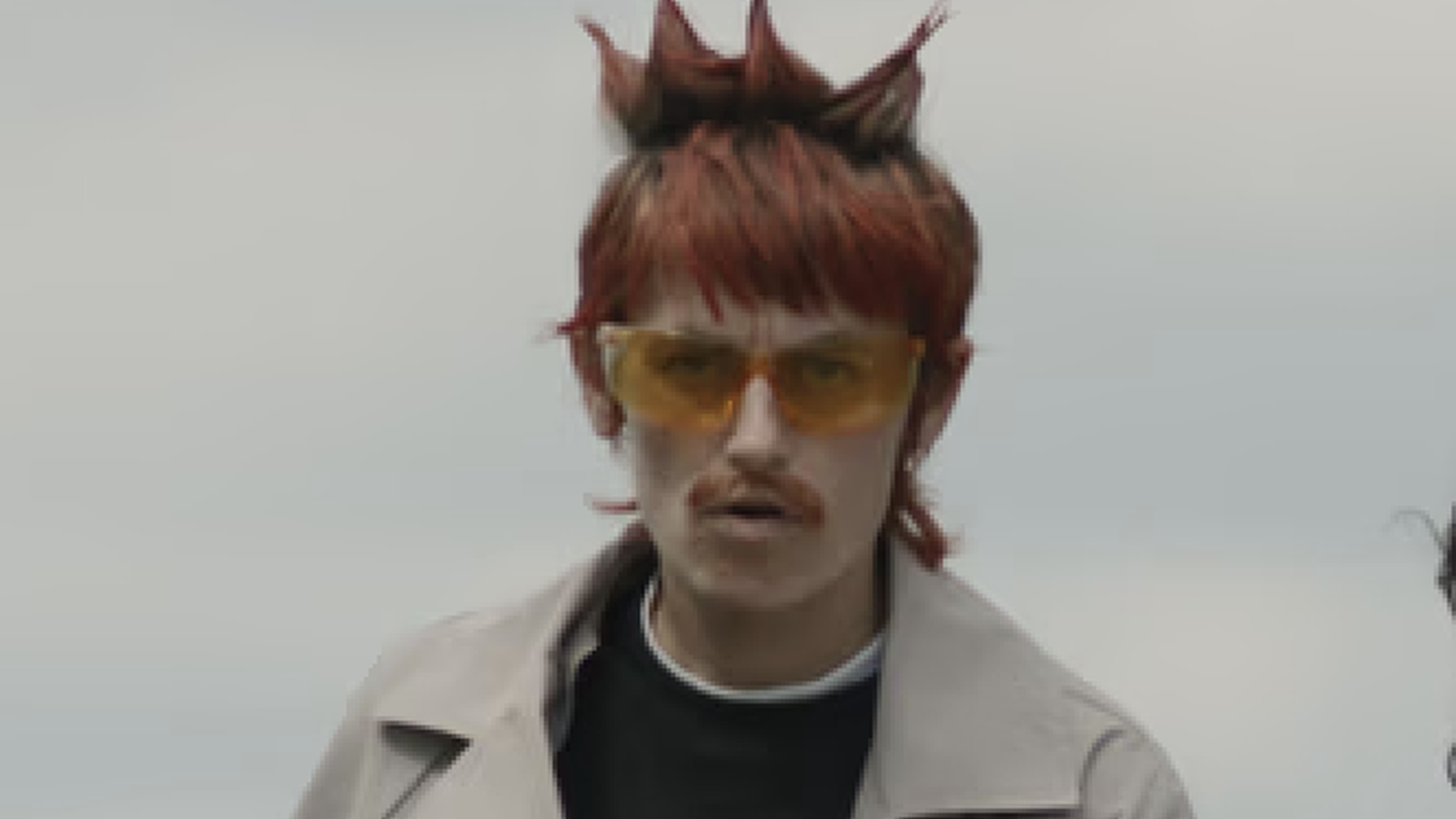 Rapper en performer Elmer heeft rode stekels en kijkt de camera in