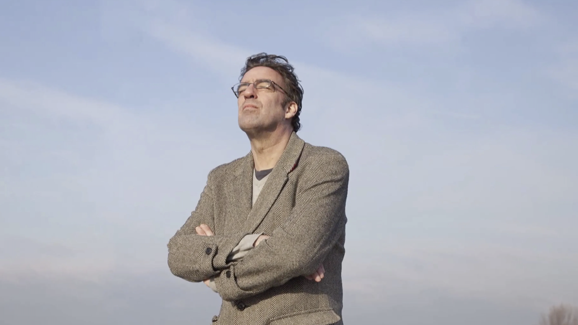 Joost Zwagerman staat in de wind en sluit zijn ogen