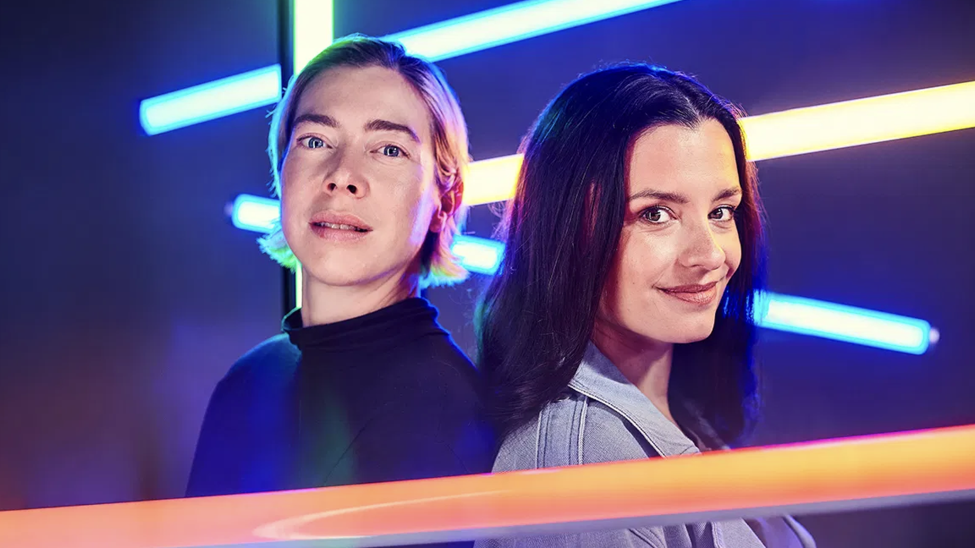 Presentatoren van Een uur cultuur poseren voor een donkere ruimte met tl-buizen