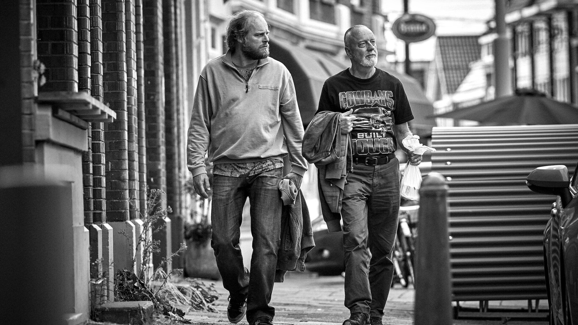 Vader en zoon lopen samen over straat