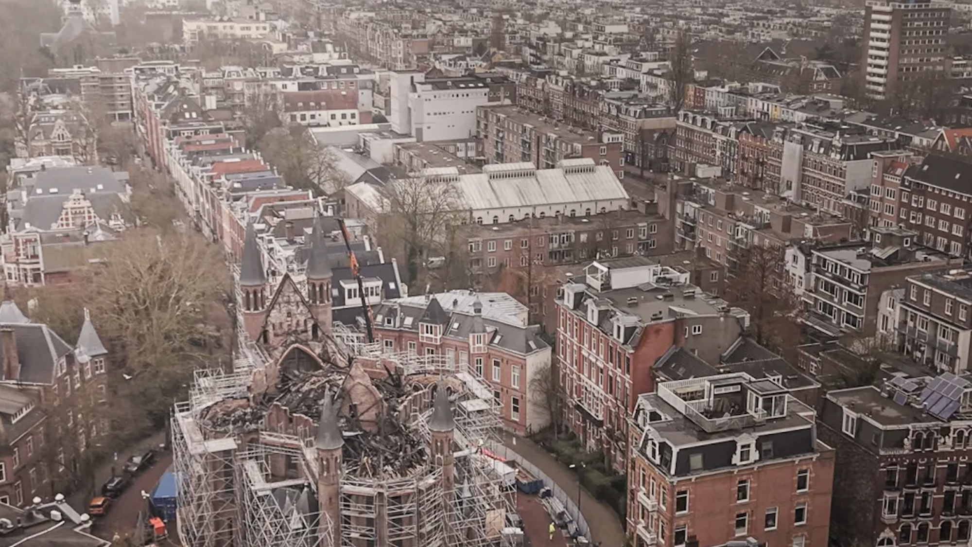 De verbrandde Vondelkerk in Amsterdam vanaf een grote hoogte
