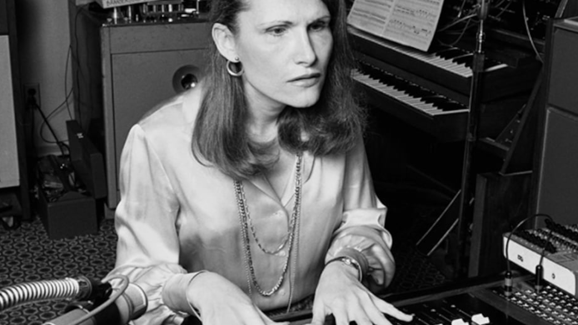 Wendy Carlos speelt elektronische instrumenten