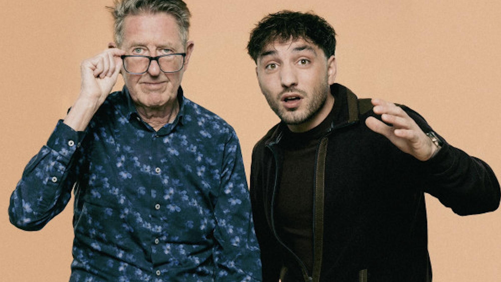 Een duo uit Keurmeesters kijkt keurend de camera in