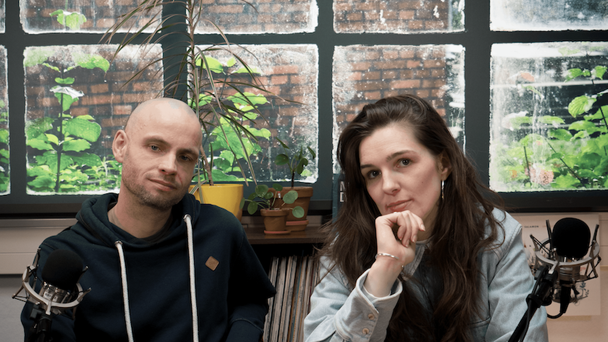 De presentatoren van Hoezo Jazz?! in de podcaststudio