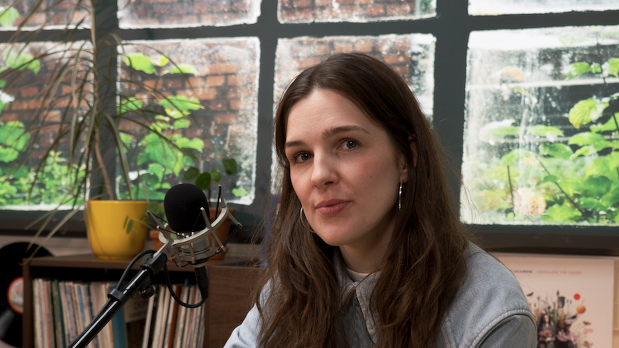 Kika Sprangers zit naast haar saxofoon