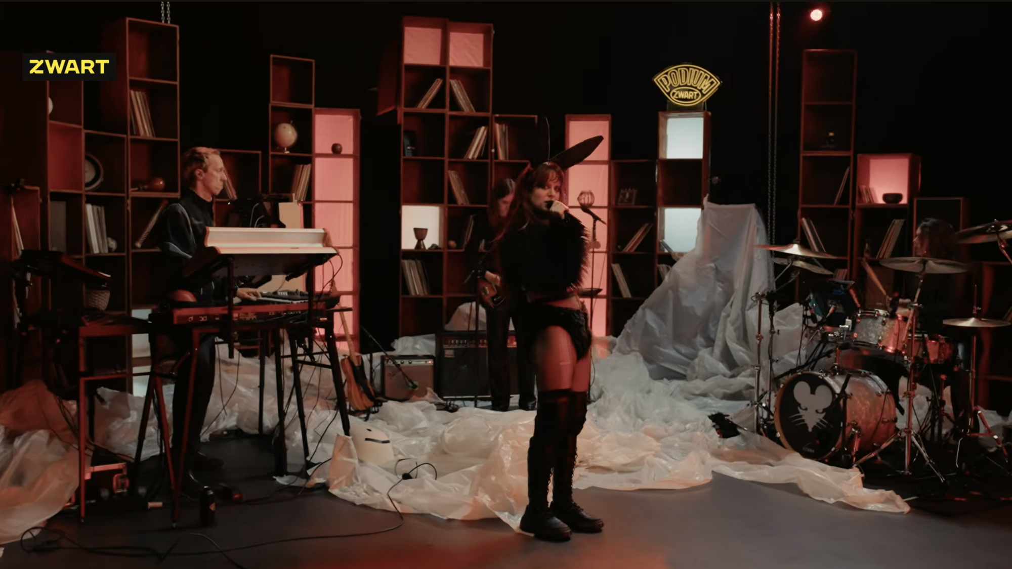 Zangeres MEROL zingt in zwart harige outfit met konijnenoren