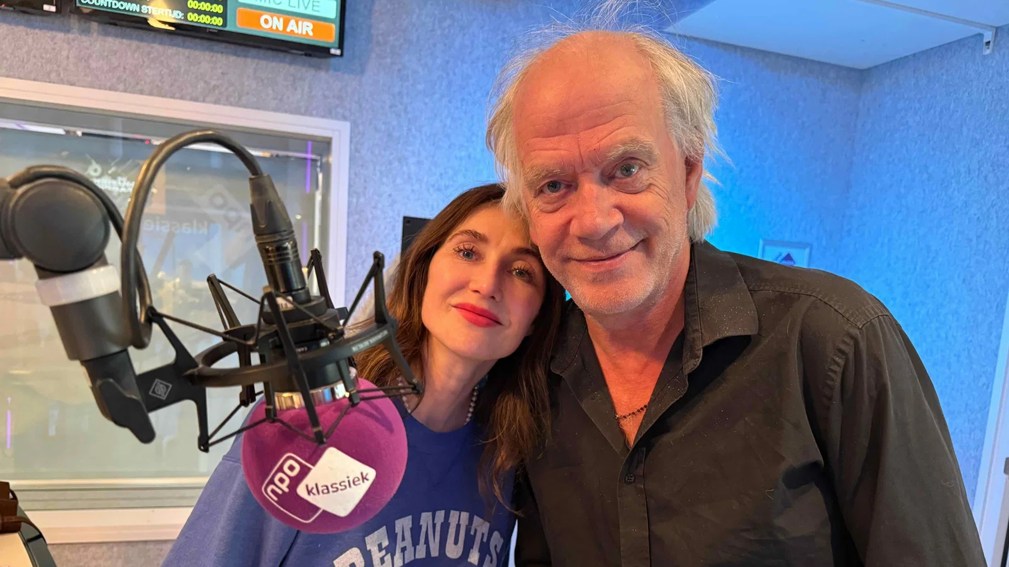 Twee mensen staan glimlachend in de radio studie van npo klassiek