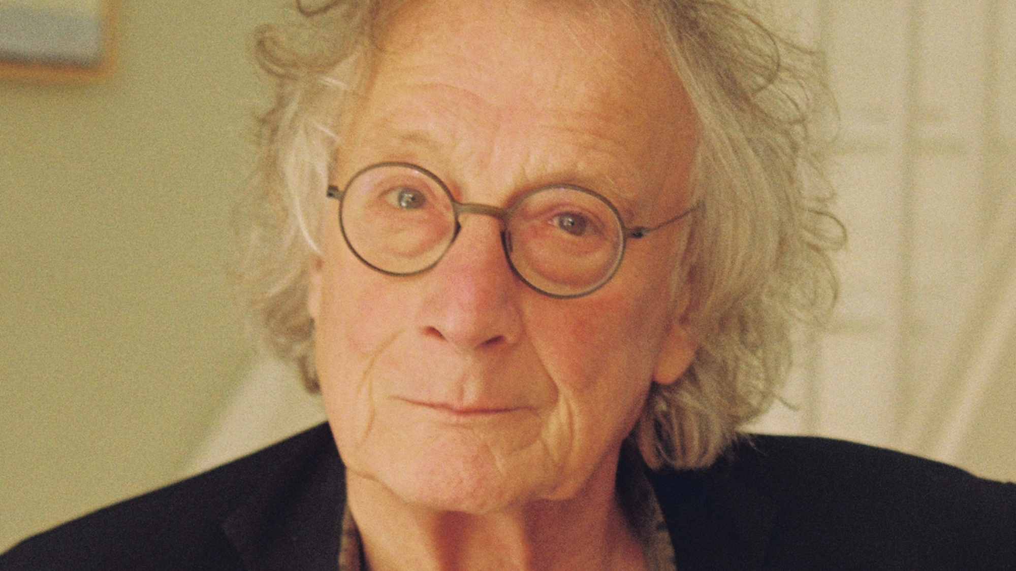 Schrijver Thomas Verbogt kijkt in de camera