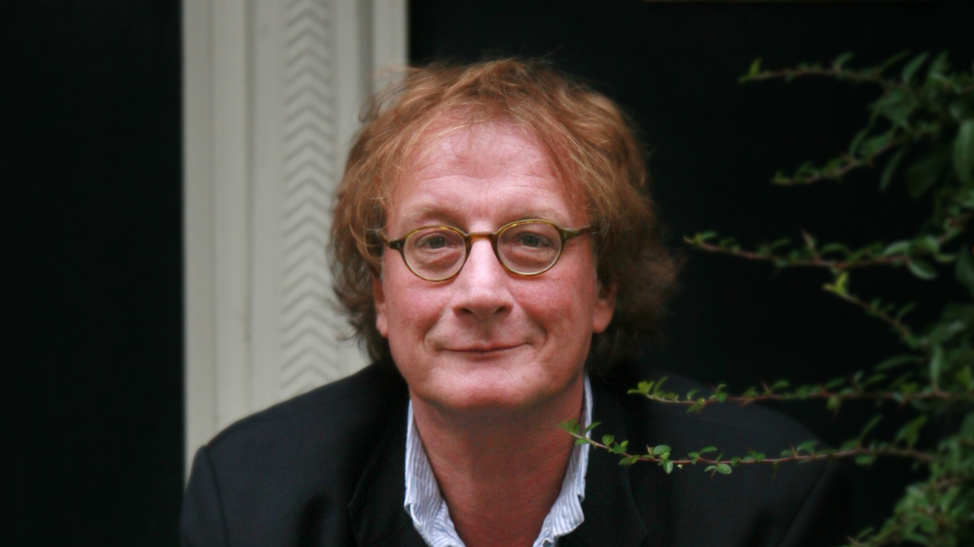 Schrijver Thomas Verbogt zit op zijn stoep