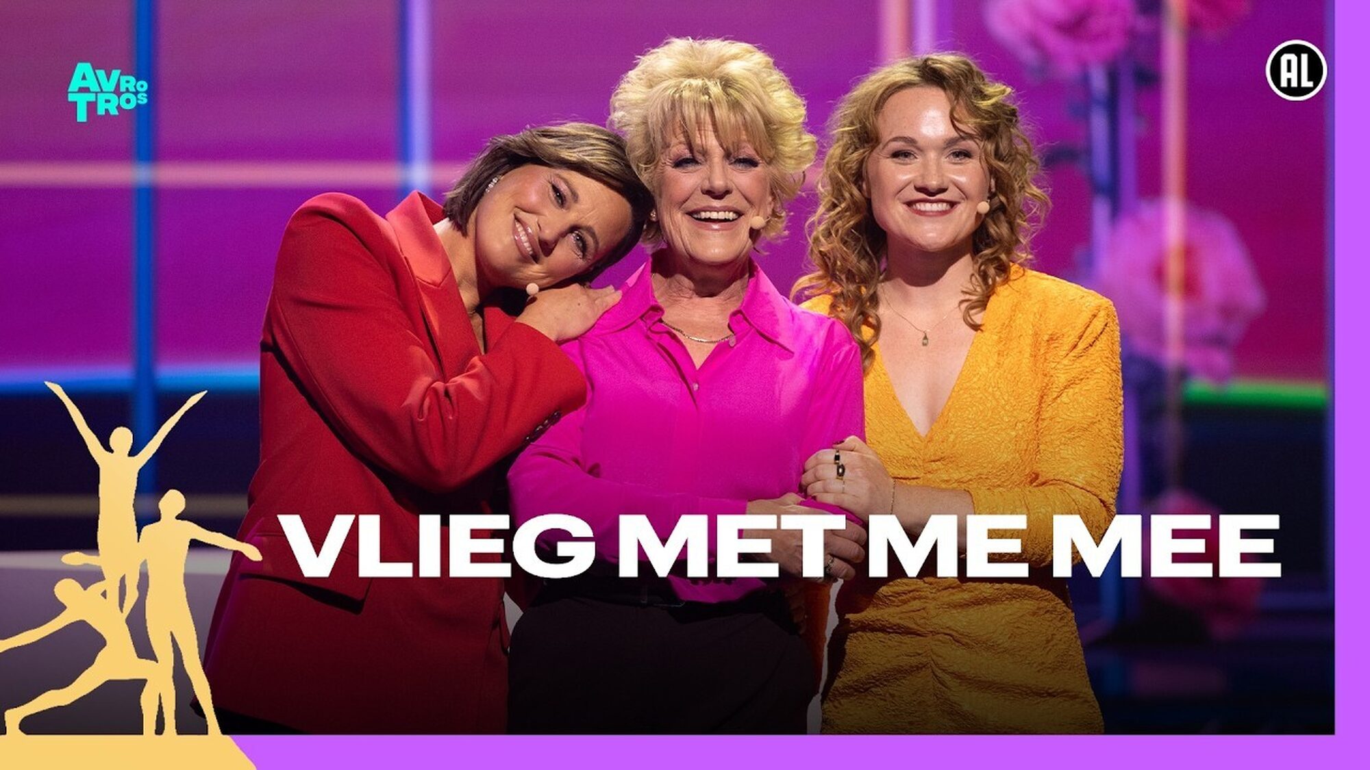 Drie vrouwen in gekleurde kleding staan glimlachen naast elkaar op een podium met een roze achtergrond