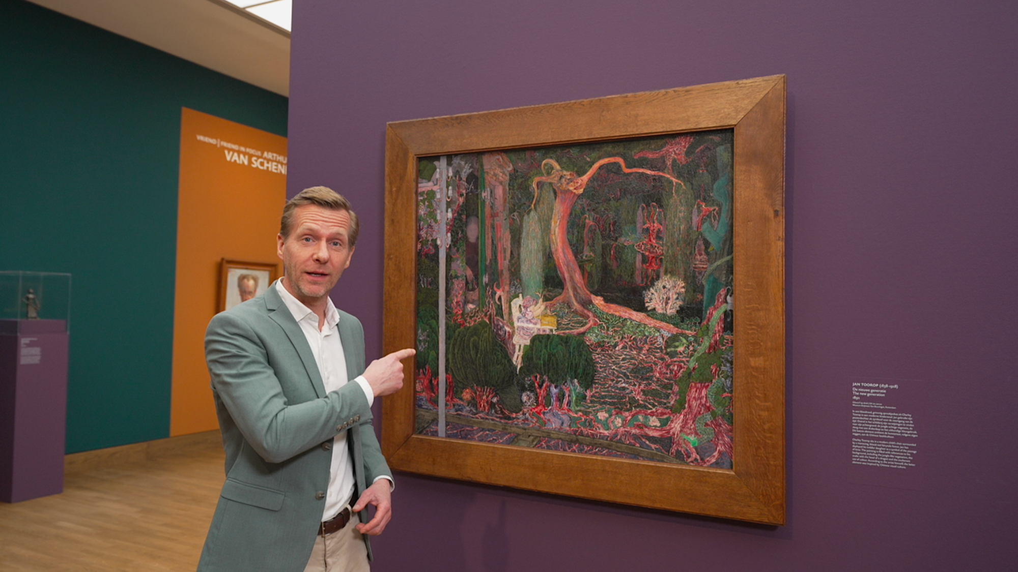 Marc de Beyer staat voor een schilderij van Jan Toorop