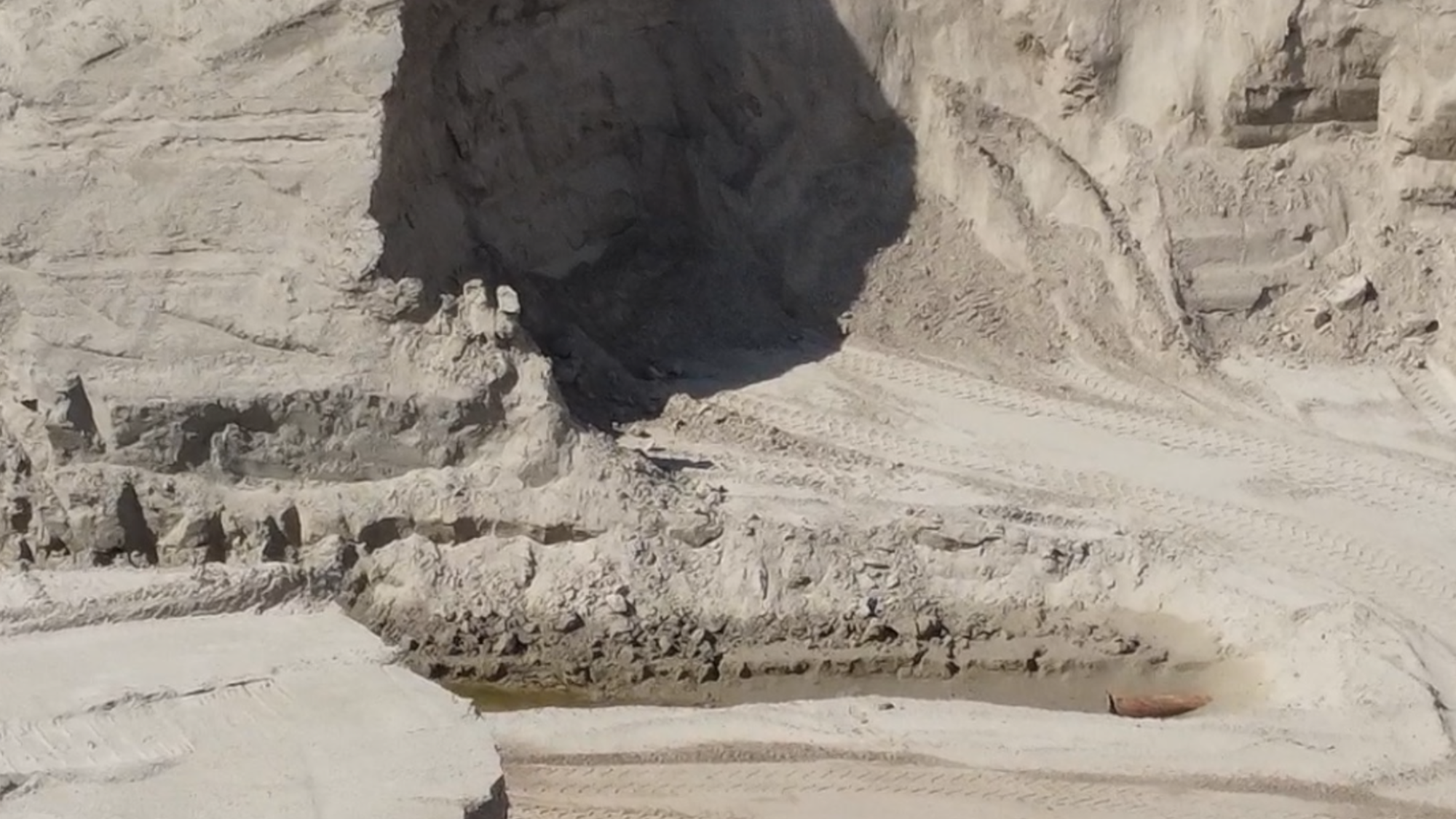 De zandgraving in Nij Beets. Heel veel zand.