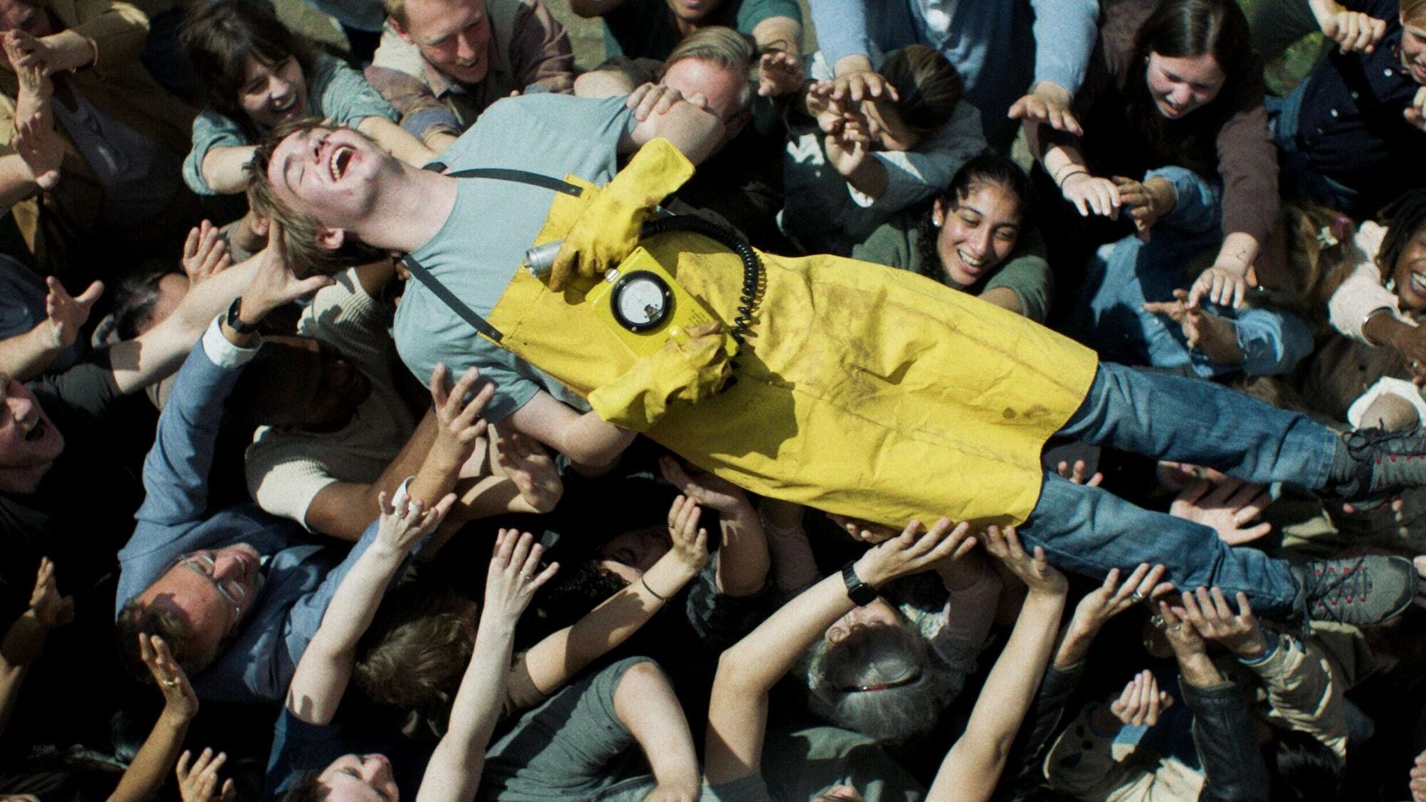 De hoofdrolspeler uit Nuclear Boy wordt op handen gedragen door een grote menigte