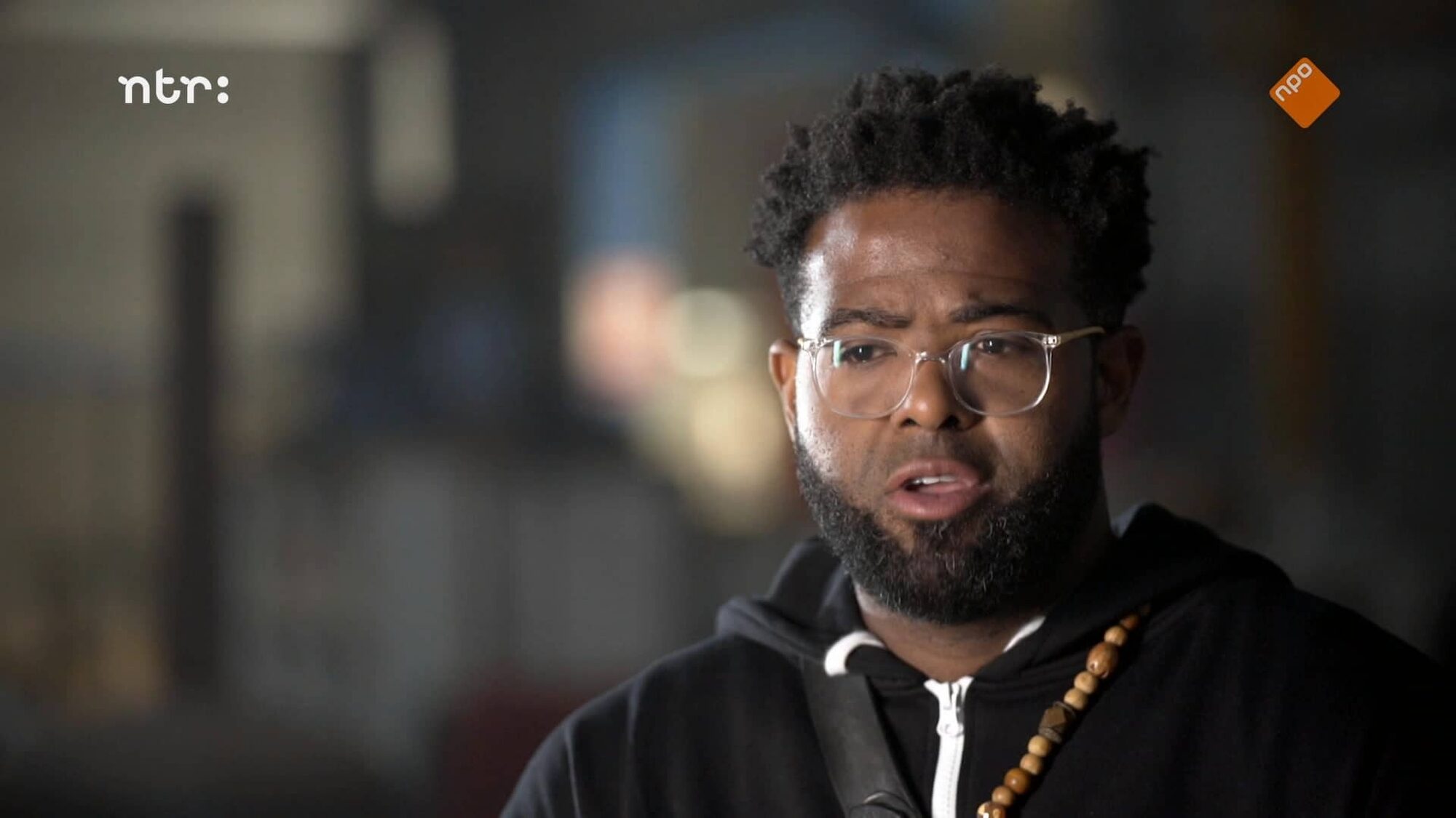 Man wordt geïnterviewd