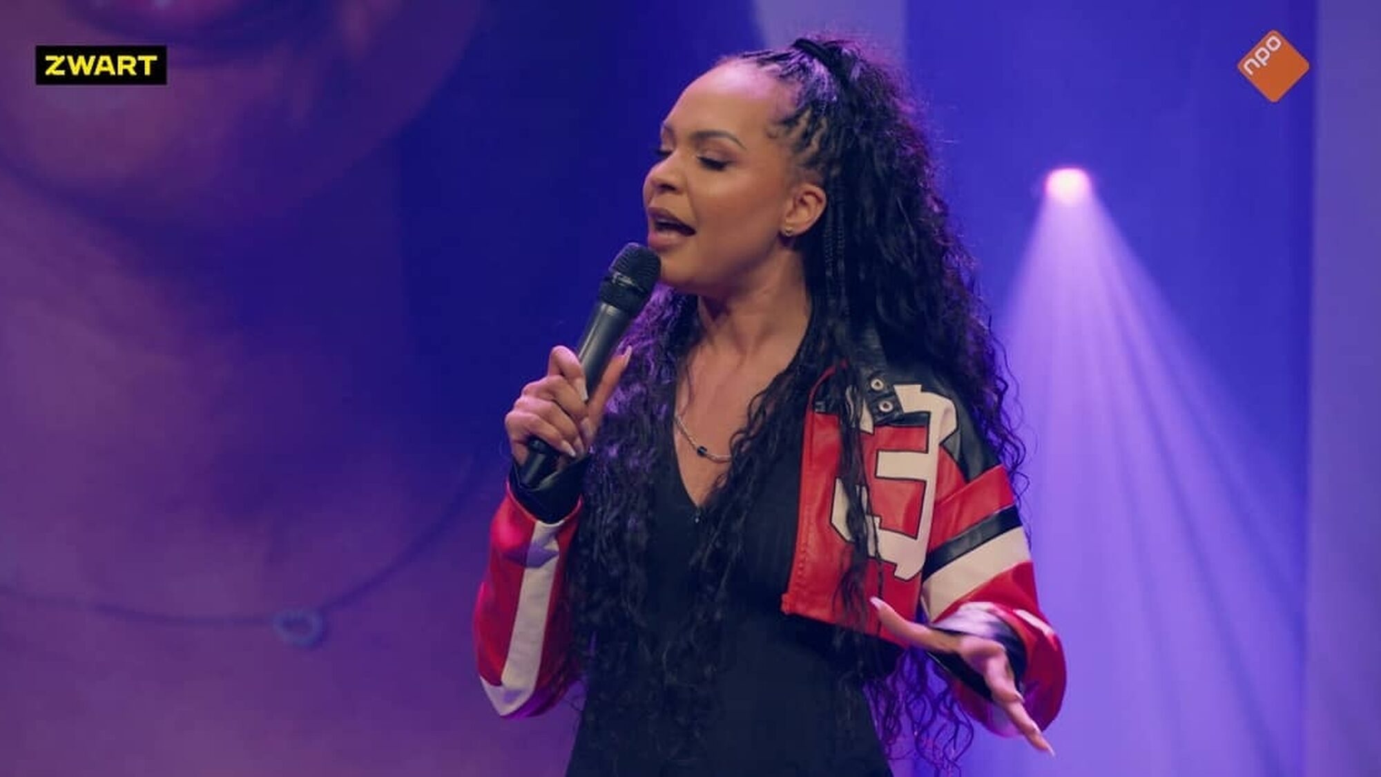 Lovella treedt op