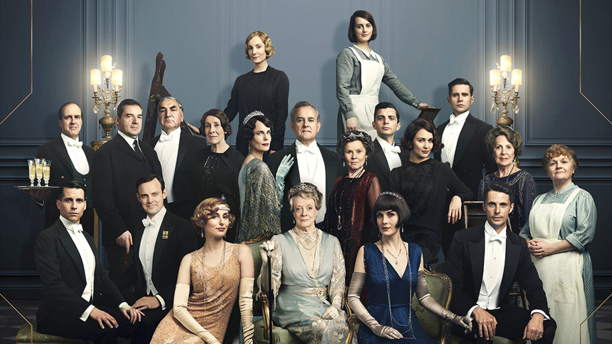 De cast van Downton Abbey poseert in een prachtige verlichte kamer