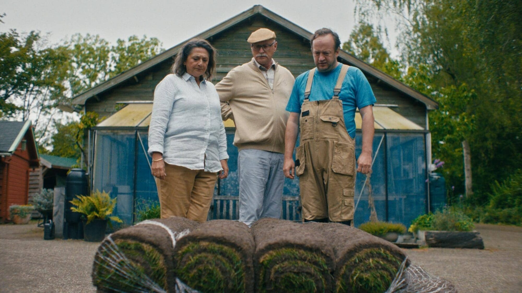 Personages uit Rust en Vreugd kijken naar grasmatten