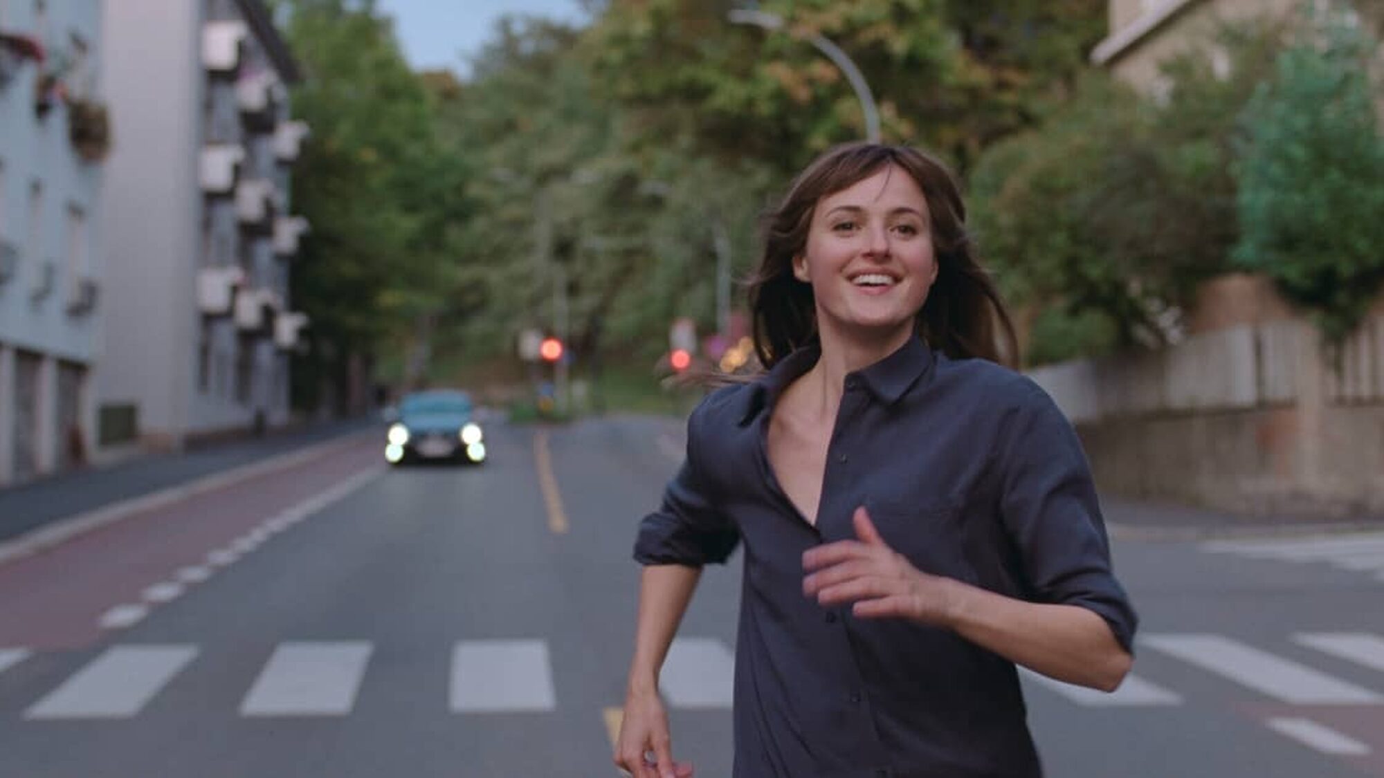 Actrice uit Worst Person in de World rent met glimlach over straat