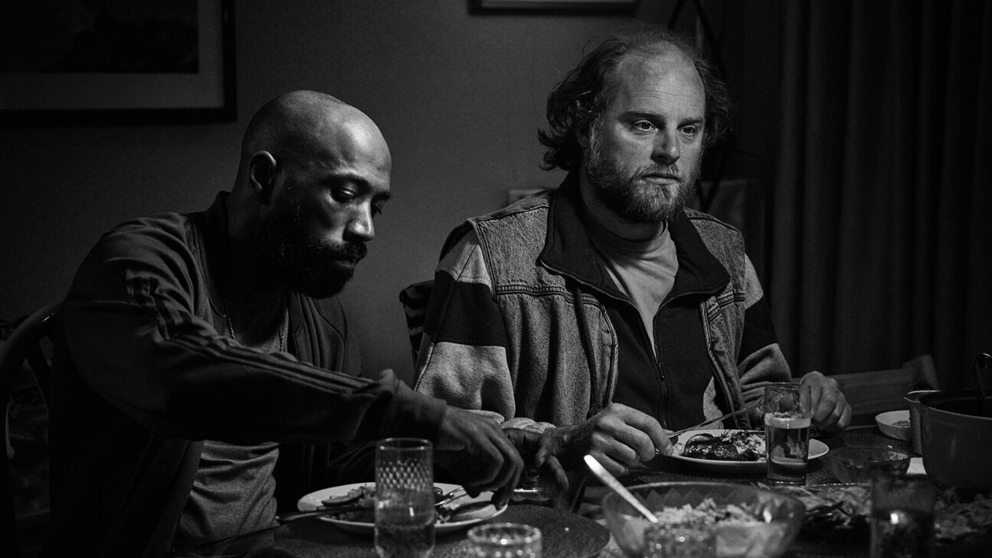 Twee mannen aan tafel zijn vis aan het eten