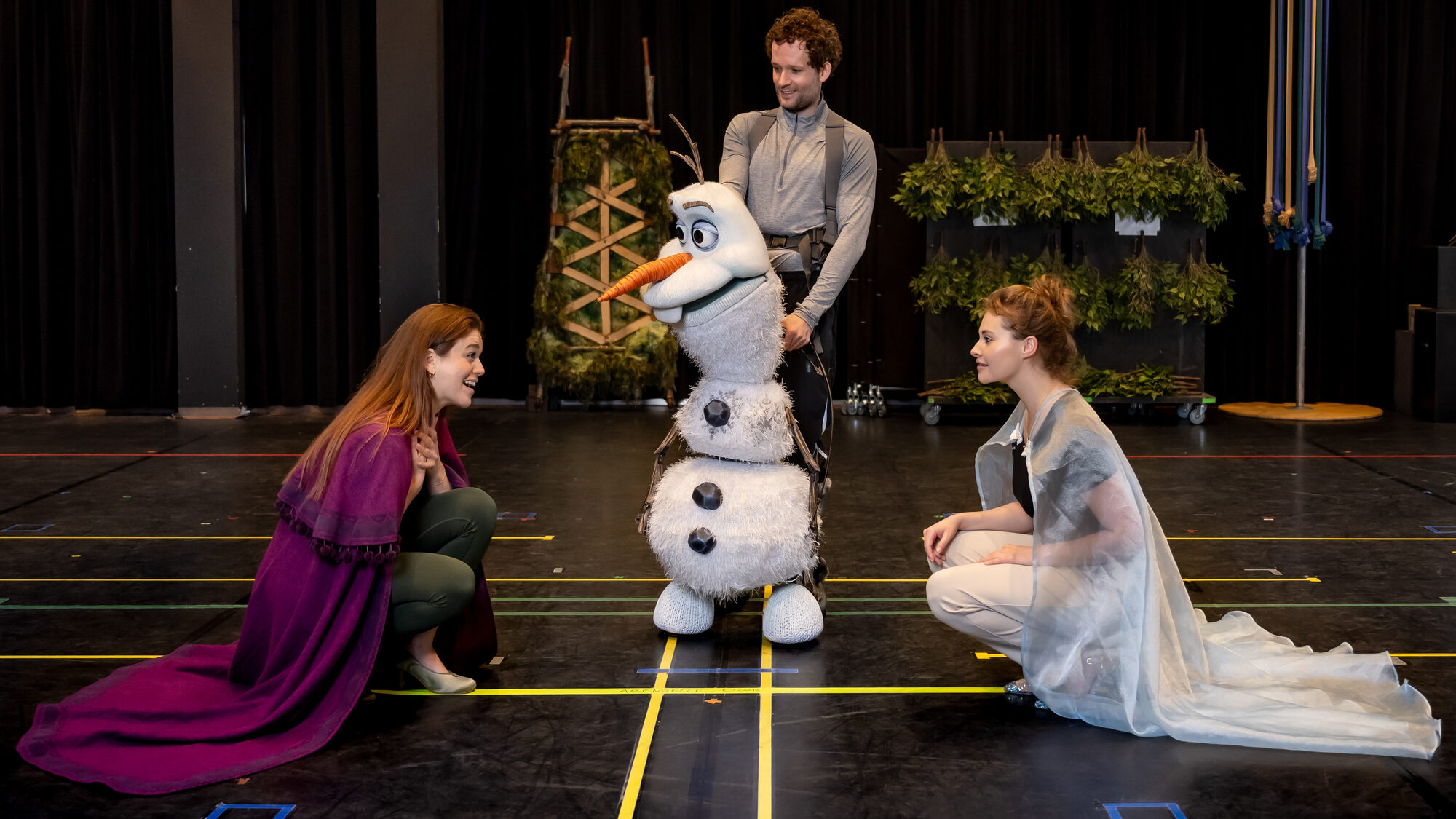 Olaf sneeuwpopje van frozen gespeeld door Steven Roox met Anna en Elsa