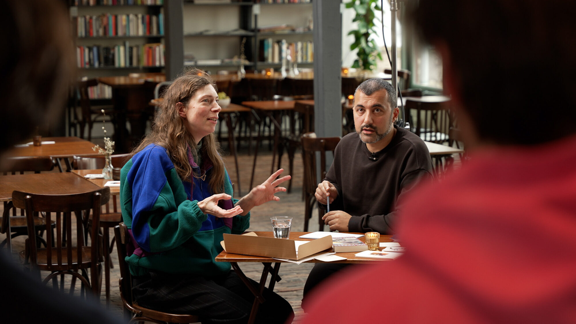 Hanna Bervoets en Özcan Akyol praten over het schrijven van korte verhalen