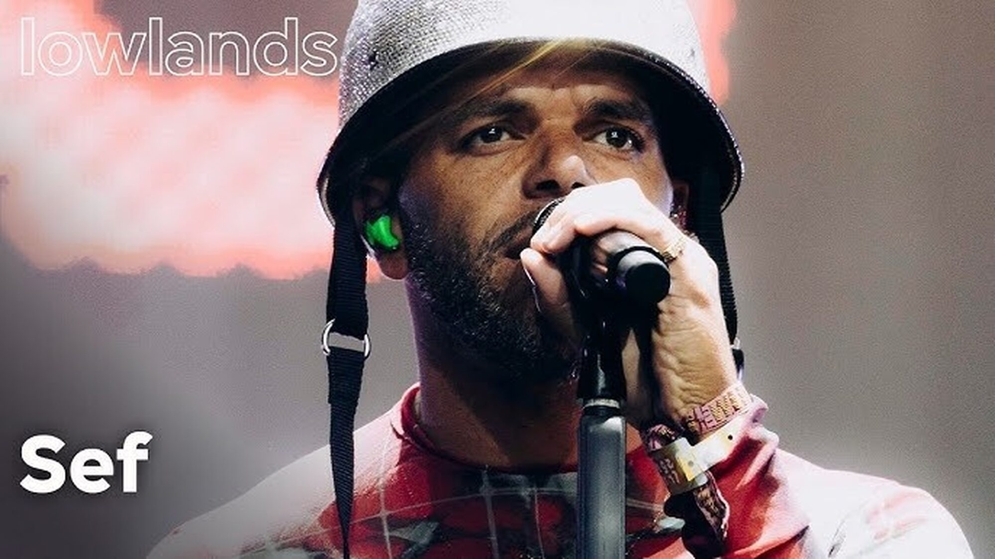 Sef zingt op het podium van Lowlands.