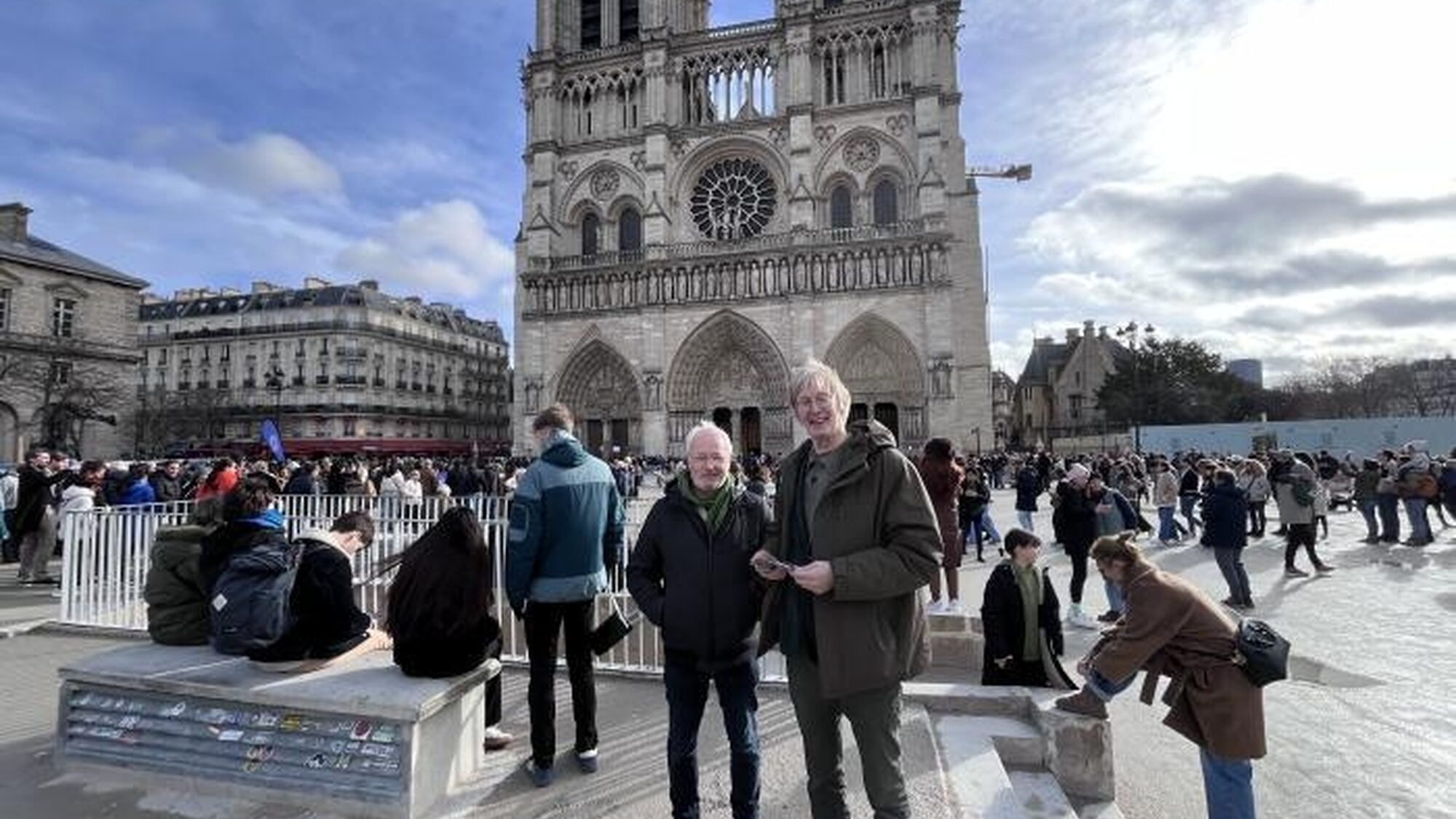 Twee architecten staan voor de Notre-Dame in Parijs nadat die weer is opgebouwd