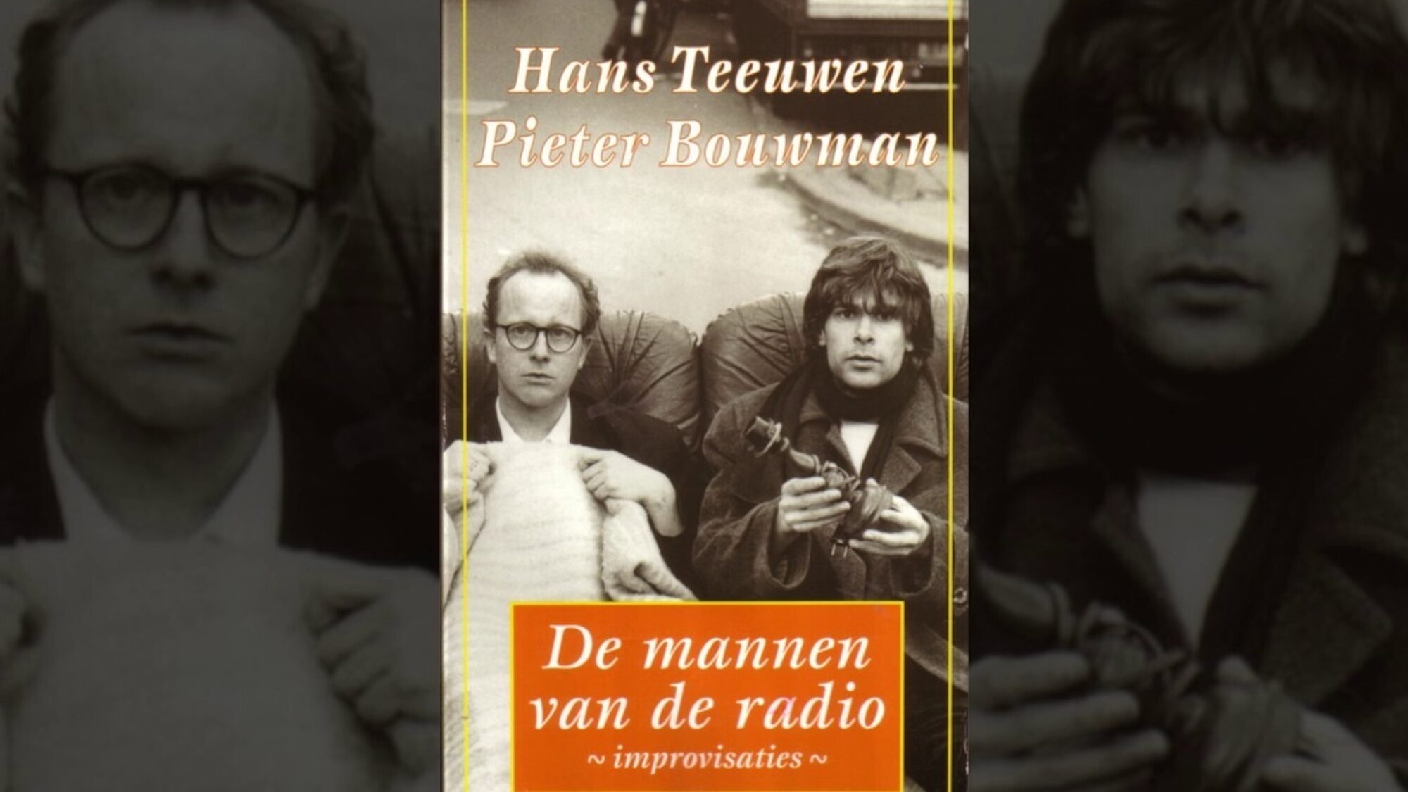 Pieter Bouwman en Hans Teeuwen zitten op een bank op straat