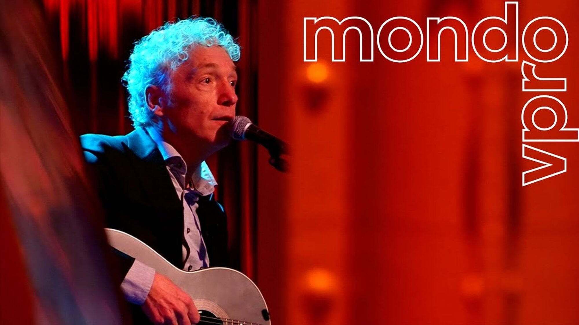 Spinvis zingt met een rode gitaar met een rode achtergrond