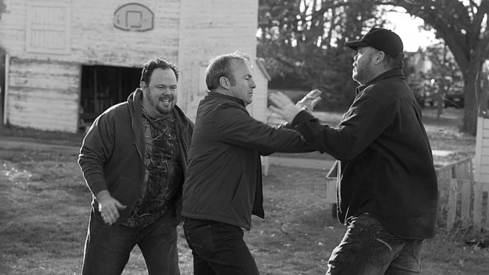 Personages uit de film Nebraska vechten onhandig met elkaar